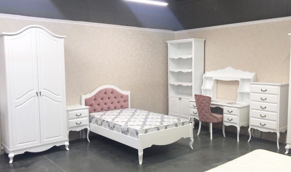 Кровать "Авиньон" с каретной стяжкой Кровать "Авиньон" с каретной стяжкой